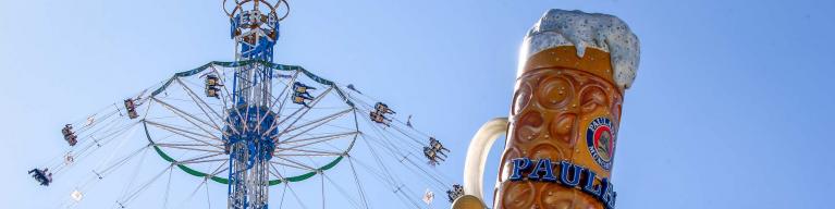 Der 25m hohe Turm vom Paulaner Festzelt ist ein Hingucker auf dem Oktoberfest.