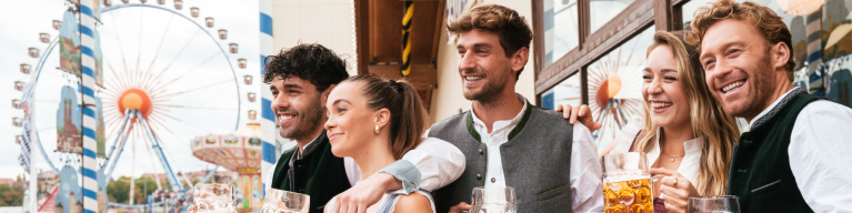 Besucher im Paulaner Festzelt auf dem Balkon