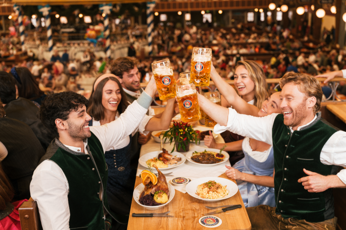 Besucher im Paulaner Festzelt stoßen an: Ein Prosit der Gemütlichkeit! Besucher im Paulaner Festzelt stoßen an: Ein Prosit der Gemütlichkeit!