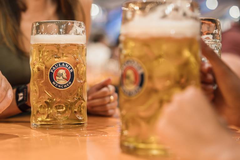 Maß Oktoberfestbier im Paulaner Festzelt auf dem Münchner Oktoberfest