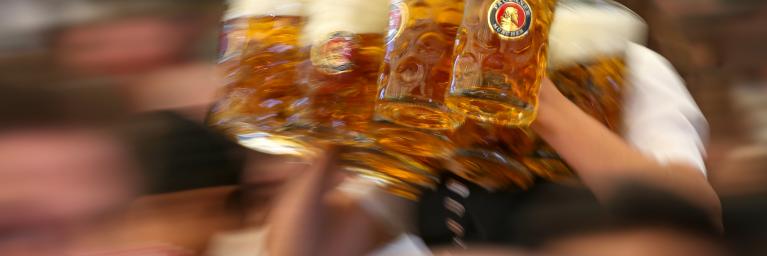 Bedienung im Paulaner Festzelt mit Maßkrüge Oktoberfestbier