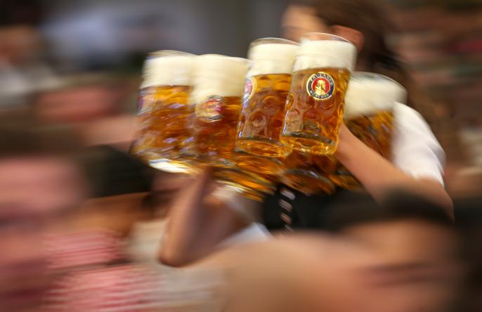 Bedienung im Paulaner Festzelt mit Maßkrüge Oktoberfestbier Bedienung im Paulaner Festzelt mit Maßkrüge Oktoberfestbier