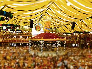 Volles Paulaner Festzelt Innenansicht mit Blick auf die Bühne