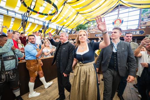 Einzug ins Paulaner Festzelt: Lorenz und Christine Stiftl mit Söhnen Stefan Stiftl und Korbinian Zitzlsperger Einzug ins Paulaner Festzelt: Lorenz und Christine Stiftl mit Söhnen Stefan Stiftl und Korbinian Zitzlsperger
