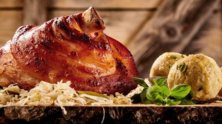 Schweinshaxe mit Knödel