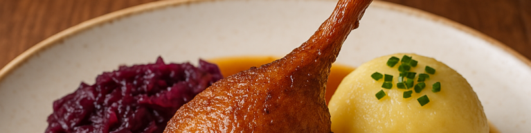 Bayrische Ente mit Knödel, Blaukraut und Jus